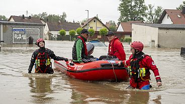 Rettungskräfte bringen Menschen in Sicherheit, als sich das Hochwasser in Babenhausen verschlimmert, 1. Juni 2024