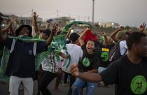 Az ellenzéki MK párt támogatói ünnepelnek KwaZulu-Natal tartományban