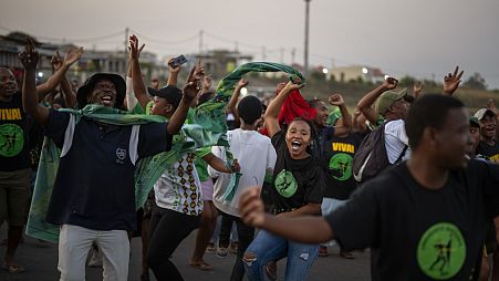 Az ellenzéki MK párt támogatói ünnepelnek KwaZulu-Natal tartományban