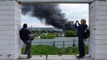 خبرنگاران از حمله روسیه به خارکیف عکس می‌گیرند