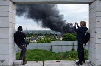 خبرنگاران از حمله روسیه به خارکیف عکس می‌گیرند