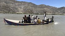 فريق إنقاذ يحاول العثور على ناجين جراء غرق قارب في نهر بمقاطعة نانغرهار شرق كابول