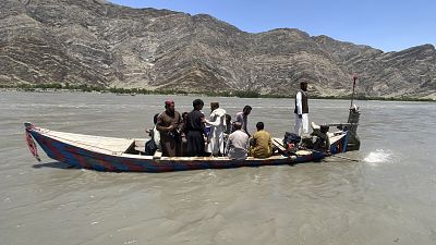 فريق إنقاذ يحاول العثور على ناجين جراء غرق قارب في نهر بمقاطعة نانغرهار شرق كابول