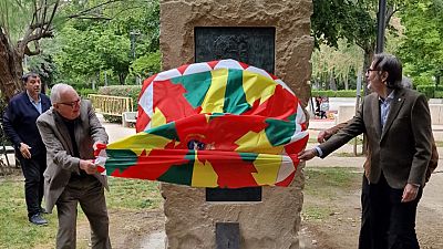 Richard Blair and Quentin Kopp unveil the Huesca monument paying tribute to British writer George Orwell, May 19 2024.