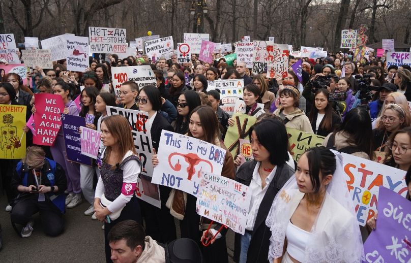 A kazah nők évek óta követelik a családi erőszak megfékezését – nőnapi felvonulás Almatiban, 2023 márciusában
