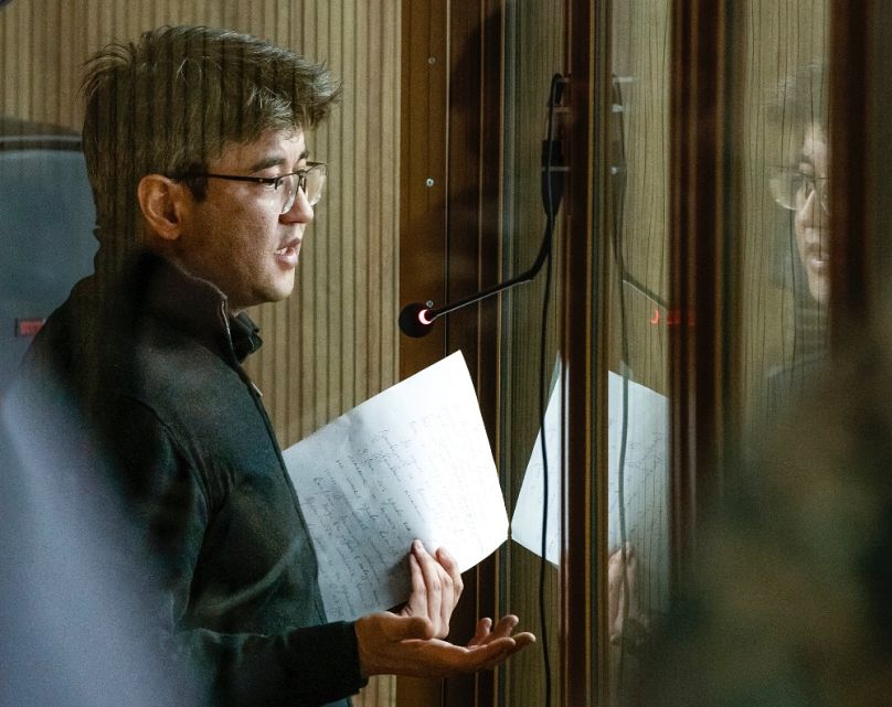 Kuandjik Bisimbajev vallomást tesz asztanai bírósági perén, 2024 májusában