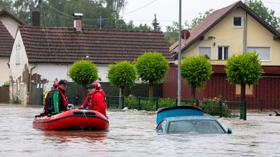 إنقاذ عدد من الأهالي على متن زورق مطاطي من منطقة غمرتها الفيضانات في بابنهاوزن - بألمانيا. 2024/06/01