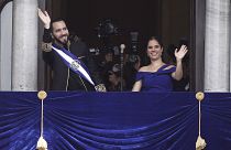 رئيس السلفادور وزوجته يحيون الحضور خلال حفل التنصيب