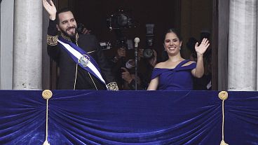 رئيس السلفادور وزوجته يحيون الحضور خلال حفل التنصيب