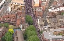 Vonuló szélsőjobboldali tüntetők London utcáin