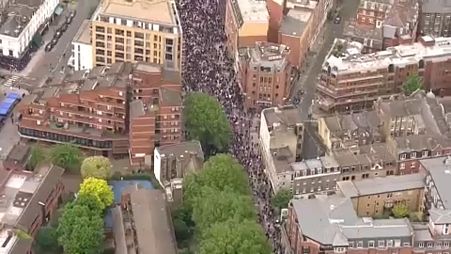 Vonuló szélsőjobboldali tüntetők London utcáin