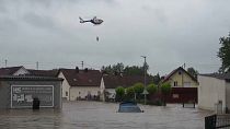 Equipas de emergência transportam pessoas para um local seguro à medida que as inundações se agravam em Babenhausen, 1 de junho de 2024