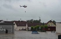 Sürgősségi mentőegységek biztonságba helyezik az embereket, amikor az árvíz súlyosbodik Babenhausenben, 2024. június 1.