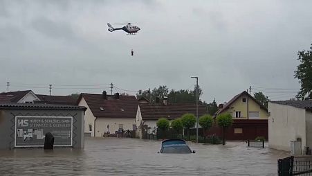 Equipos de emergencia trasladan por aire a personas a un lugar seguro mientras las inundaciones empeoran en Babenhausen, 1 de junio de 2024.
