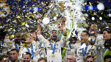 Nogometaši Real Madrida slave uz trofej nakon pobjede u finalu Lige prvaka na Wembleyu, 1. lipnja 2024.