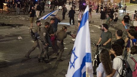 La polizia israeliana allontana una persona che protesta contro il governo del primo ministro Benjamin Netanyahu durante una manifestazione a Tel Aviv, 1 giugno 2024