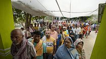 Eleitores aguardam na fila por ir votar nas eleições nacionais em Varanasi