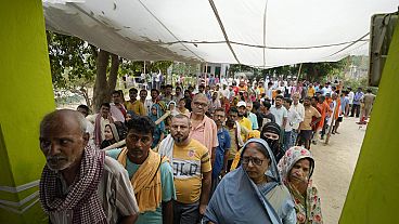 Eleitores aguardam na fila por ir votar nas eleições nacionais em Varanasi