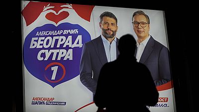 Aleksandar Vučić szerb elnök (jobbra) és Aleksandar Sapić belgrádi polgármesterjelölt a választások előtti óriásplakáton Belgrádban, Szerbiában, 2024. május 29-én, szerdán.