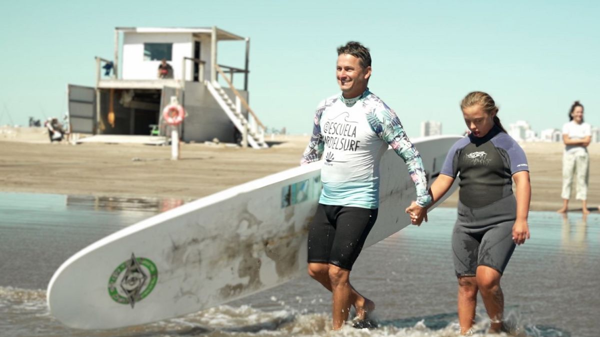 Гледайте: Професионалният сърфист проправя пътя за студенти с увреждания да ловят вълни в Аржентина