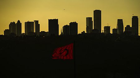 DATEI - Die Sonne geht hinter hohen Gebäuden eines Finanzgeschäftsviertels in Istanbul, Türkei, unter, Freitag, 22. März 2024. 