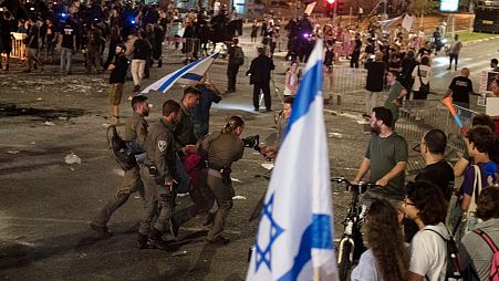 عکس آرشیوی از درگیری پلیس با تظاهرکنندگان مخالف سیاست‌های جنگی بنیامین نتانیاهو در تل‌‌‌آویو