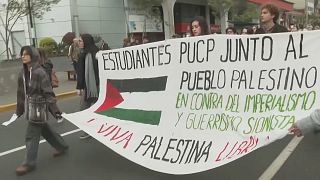 صورة للمسيرة التضامنية مع غزة في العاصمة ليما باتجاه السفارة الإسرائيلية - بيرو