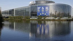  Une toile géante promouvant les élections européennes est visible sur le Parlement européen en avril à Strasbourg, dans l'est de la France.