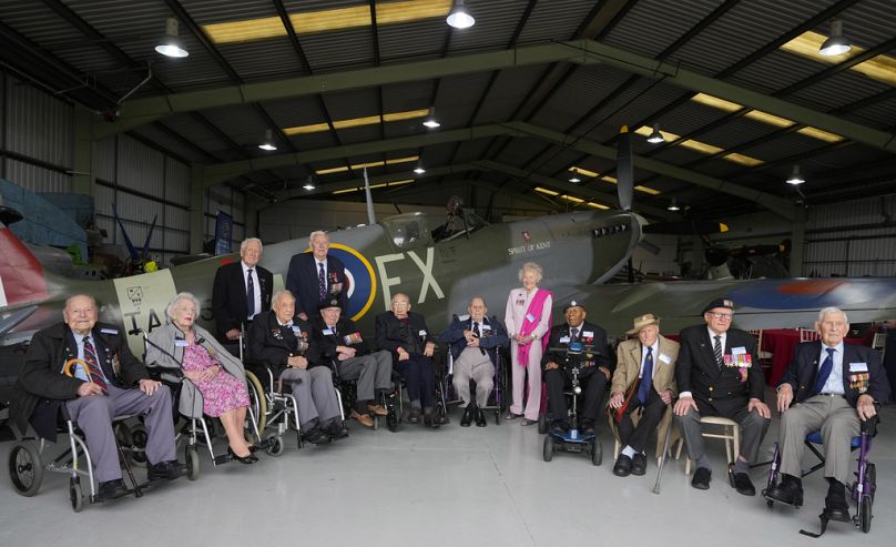 Des vétérans de la Seconde Guerre mondiale posent pour une photo à l'aéroport de Biggin Hill, dans le Kent, en Angleterre, le 28 mai 2024