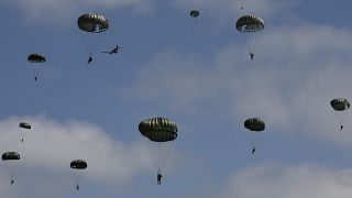 Lancio dei paracadutisti in Normandia per la commemoriazione del D-Day