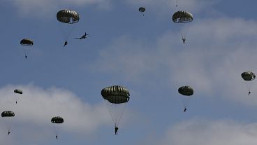 Cerca de uma dezena de paraquedistas saltaram de aviões da Segunda Guerra Mundial