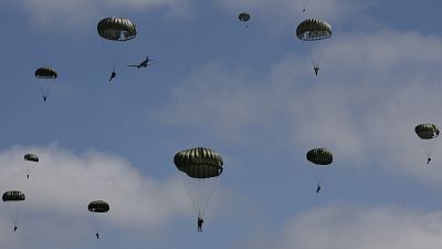 Cerca de uma dezena de paraquedistas saltaram de aviões da Segunda Guerra Mundial