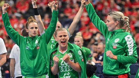 A győri játékosok örülnek egy gólnak a női kézilabda Bajnokok Ligája négyes döntőjének fináléjában a Bietigheim ellen 2024. június 2-án