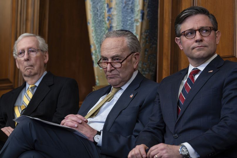 McConnel szenátusi kisebbségi vezető, Schumer és Johnson