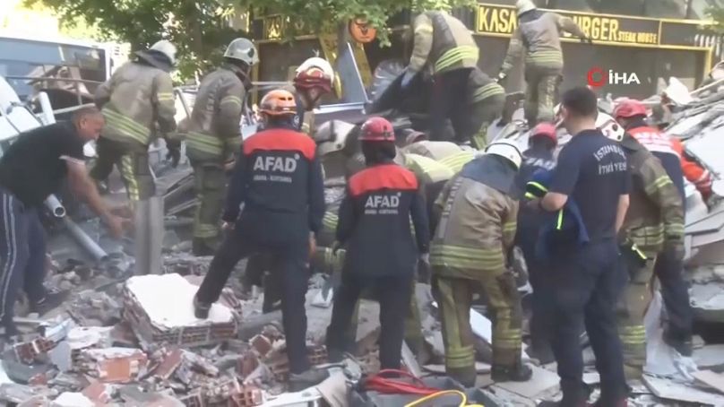 Imagen de un grupo de bomberos en el marco de una operación de rescate tras el derrumbe de un edificio en Estambul.