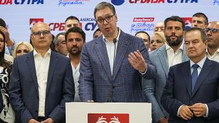 Aleksandar Vučić szerb elnök beszél pártja belgrádi székházában 2024. június 2-án.