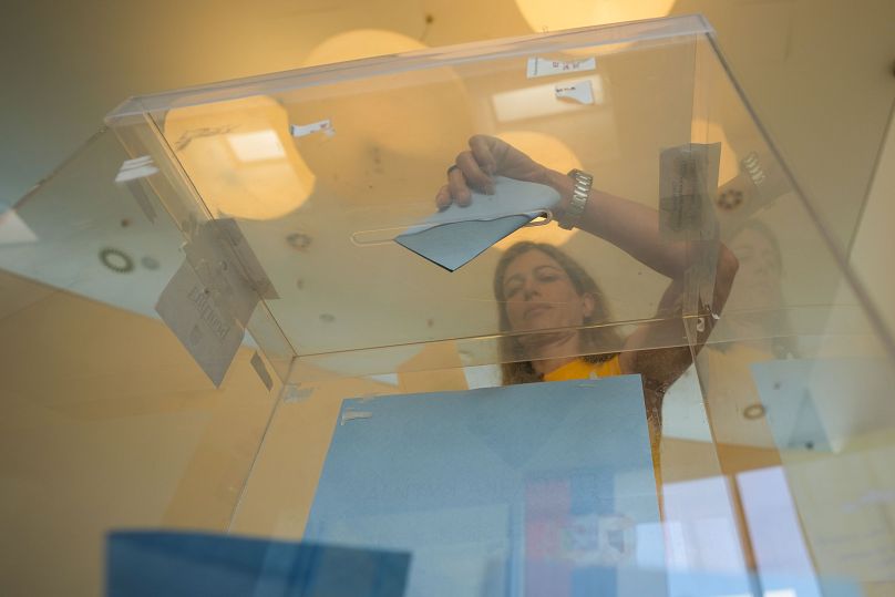 Una votante emite su voto para las elecciones locales en un colegio electoral en Belgrado, el 2 de junio de 2024.