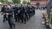Agenti di polizia tedeschi commemorano un collega morto a Mannheim, in Germania