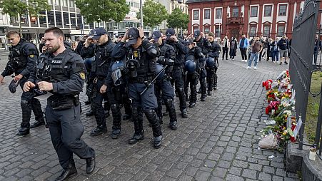 Agenti di polizia tedeschi commemorano un collega morto a Mannheim, in Germania