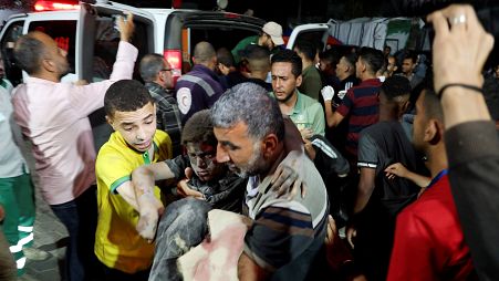 نقل طفل فلسطيني مصاب جراء القصف الإسرائيلي إلى المستشفى