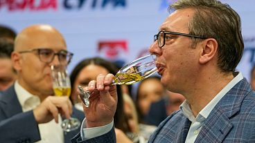 الرئيس الصربي ألكسندر فوتشيتش يشرب الشمبانيا بعد إعلان فوزه في الانتخابات المحلية في بلغراد، صربيا، الأحد 2 يونيو 2024.
