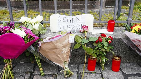 Almanya'da İslam karşıtı gösteride bıçaklanan polis memuru hayatını kaybetti