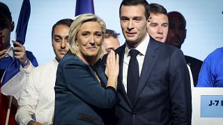 Marine Le Pen (à esquerda) e Jordan Bardella (à direita) do Rassemblement National, partido francês de extrema-direita