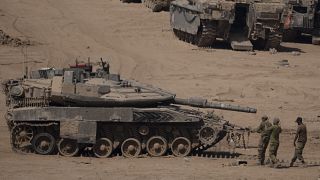 İsrail askerleri, 3 Haziran 2024 Pazartesi günü İsrail'in güneyinde, İsrail-Gazze sınırına yakın bir bölgede bir tank üzerinde çalışıyor. 