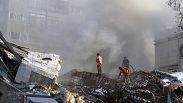 Los servicios de emergencia trabajan en un edificio destruido por un ataque aéreo en Damasco, Siria, el lunes 1 de abril de 2024.