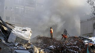 Los servicios de emergencia trabajan en un edificio destruido por un ataque aéreo en Damasco, Siria, el lunes 1 de abril de 2024.