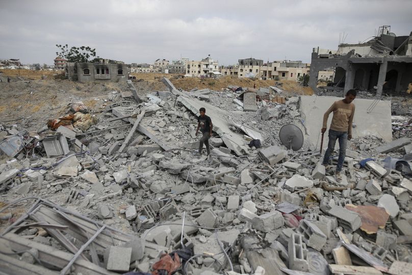 Des Palestiniens observent les dégâts causés par une frappe aérienne israélienne à Khan Younès, dans la bande de Gaza, le 3 juin 2024. 