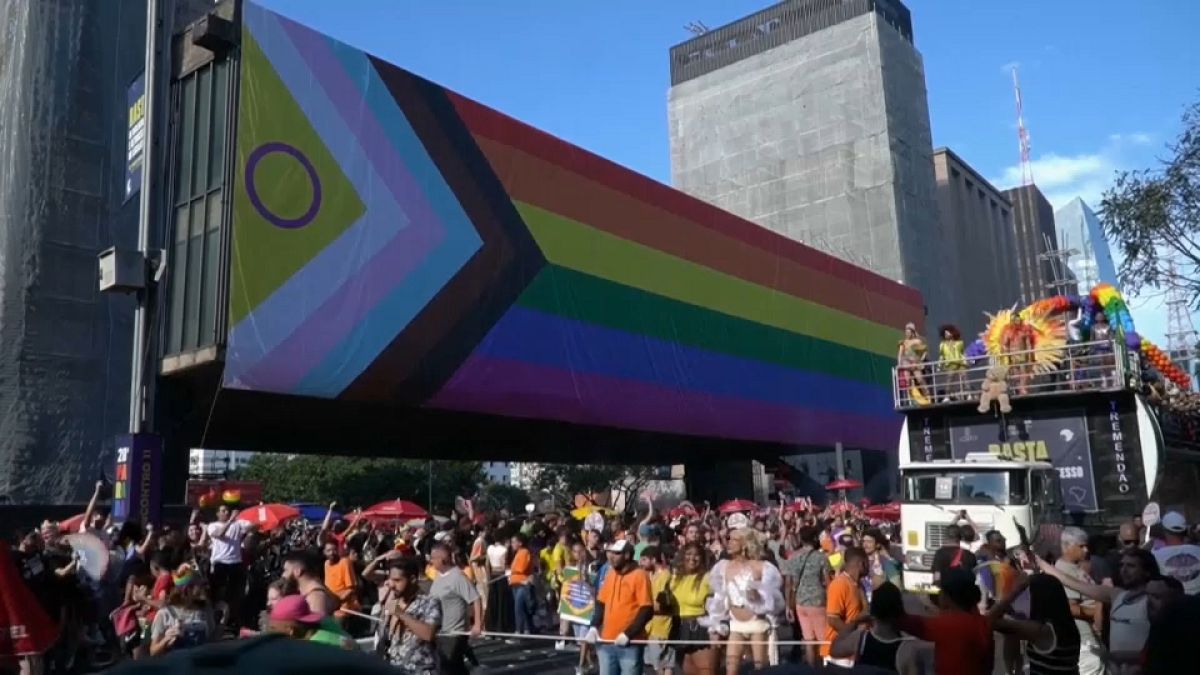 Die LGBTQ+-Pride-Parade in der brasilianischen Metropole Sao Paulo ist mit regenbogenfarbenen Tutus, Handfächern und Drag Queen-Frisuren gefeiert worden.