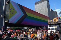 Die LGBTQ+-Pride-Parade in der brasilianischen Metropole Sao Paulo ist mit regenbogenfarbenen Tutus, Handfächern und Drag Queen-Frisuren gefeiert worden.