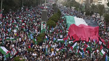 المتظاهرون ينزلون إلى شوارع كراتشي